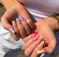 Muito antes de toda essa onda de nail art, as unhas francesinhas já faziam a cabeça de mulheres que queriam ir além do esmalte básico. Tendencia De Unhas Francesinha Colorida Pausa Para Feminices