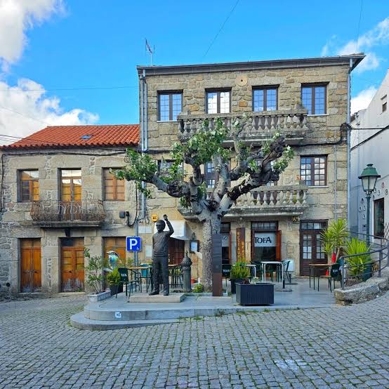 Em que largo se situa o Restaurante O Brasão?
