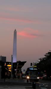 Tómate tu tiempo para llegar a su base, el obelisco de buenos aires se encuentra dentro de la plaza de la república, donde siempre hay artistas locales. Obelisco Al Atardecer Centro De Buenos Aires Por Lorena W Gende Fotografia Turismo De Observacion