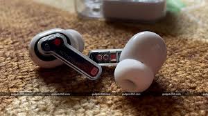 The most striking aspect of the nothing ear 1 is its design, but that isn't all these earphones are about. Osh5mthkdojum