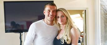 Seit 6 jahren sind die beiden schon ein paar. Neun Jahre Ehe Lukas Podolski Schwarmt Von Seiner Monika Promiflash De