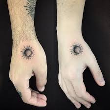 30 Pequenos Tatuajes Que Son Perfectos Para Ilustrar El Amor Entre Tu Y Tu Pareja Tatuajes De Parejas Tatuaje De Sol Tatuajes