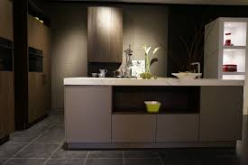 strakke moderne keuken met kookeiland vrijstaande kast moderne keuken keuken trends