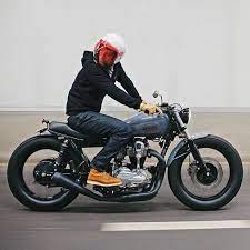 バイク乗りのためのお洒落でかっこいいファッションコーディネート集を海外から集めました なにかと地味で野暮ったくなりがちな乗車時の服装の参考になればと思います cafe racer style cafe racer motorcycle