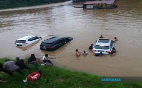 Seramai 420 individu daripada 84 keluarga di tujuh kampung sekitar seremban dipindahkan ke pusat pemindahan sementara (pps), selepas kediaman mereka dinaiki air dalam kejadian banjir kilat malam tadi. Bernama Hujan Lebat Akibatkan Banjir Kilat Di Beberapa Negeri