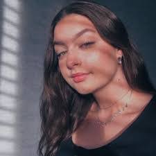 Caitlin Briggs's Instagram, Twitter & Facebook