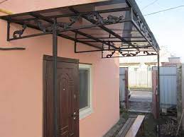 Semua dikembalikan ke gaya dan bahan yang digunakan untuk mencapai desain kanopi yang sangat baik. Visors Dan Kanopi Asal Di Atas Pintu Masuk Contoh Foto Visor Di Atas Anjung Polikarbonat Perihalan