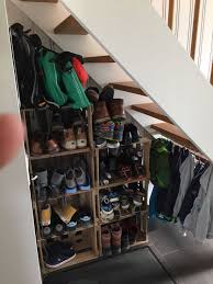 Offene Treppe Schuhregal Aus Weinkisten Garderobe Fur Jacken Der Kids Weinkisten Regal Schuhregal Regal