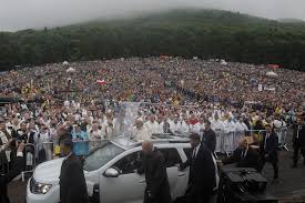 It is the site of an annual roman catholic pilgrimage, when catholics from all over hungary and romania gather there. FÄrÄ Pelerini La Èumuleu Ciuc De Rusaliile Catolice In Acest An