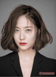 Dengan potongan rambut pendek 5 cm dan poni tipis ala wanita korea akan menambah kesan fresh untukmu. Gaya Terbaru Model Rambut Curly Pendek Ala Korea