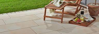 Allerdings machen rutschsichere fliesen auch im privaten terrassenbereich sinn und bieten dabei viel sicherheit. Terrasse Sanieren Kaputte Fliesen Austauschen Und Reparieren