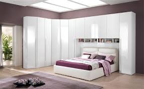 Le case contemporanee si sviluppano su superfici non più ampie come quelle di una volta bensì sugli 80 mq circa e pertanto le camere da letto, oltre a ridursi di numero, si sviluppano nel rispetto delle aree minime consentite dalla normativa. Armadio A Ponte Matrimoniale Soluzione Salvaspazio Armadi A Ponte