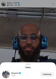 🫂 Tương tác chéo nhau ý mà, có gì đâu ? Có thể Leny thích cái kính hay tai  nghe đang đeo của Mbeumo chăng ?