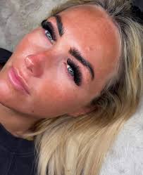 ✨ December-tilbud ✨ Booker du hos os for første gang i december, får du en  særlig rabat på op til 20% på alle vores behandlinger. En lille  velkomstgave fra os