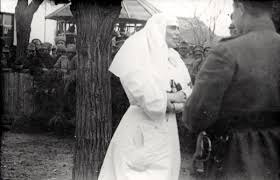 A fost o femeie energica, prezenta permanent pe front, printre raniti, impartind mancare, paturi si medicamente. Regele Ferdinand Si Regina Maria Pe Front In Timpul Primului Razboi Mondial Onesti 1917 Queen Mary Mens Tshirts Mens Tops