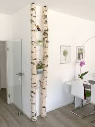 Ein Regal Aus Weissen Birkenstammen Von Birkendoc Birkenstamme Gibt Es Hier Aus Birkendoc Bi Diy Deko Schlafzimmer Mobel Zum Selbermachen Zuhause Diy