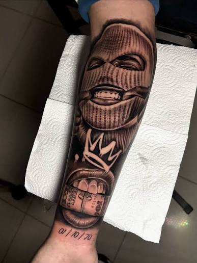 Steph Tatua en su estudio de tatuajes