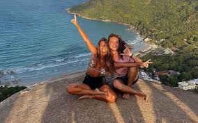 Os dois já compartilharam fotos nos mesmos lugares e ainda fizeram um vídeo juntos para promover a passagem do dono da música. Carolina Loureiro Separada De Vitor Kley A Reacao Da Atriz E Bem Clara Vip Pt