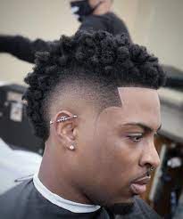 Parce que, la coupe de cheveux participe en premier lieu à l'apparence soignée de l'homme. Frohawk Degrade Burst Fade Coiffure Homme Noir Coiffure Homme Coupe Cheveux Homme
