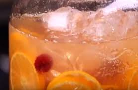 La Delicieuse Sangria De Noel Aux Saveurs Epicees Sangria De Noel Noel Recette Aperitif Recette Repas Noel