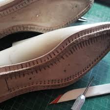 Preparación de suela para coser unos zapatos #goodyearwelt Nuestros  clientes siempre reciben fotos durante el proceso para que conozcan el  proceso y sepan de la calidad del producto que adquirieron #besposkeshoes  #bespokeshoesformen #
