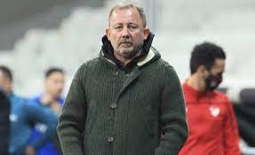 Yeni malatyaspor teknik direktörü sergen yalçın, uefa avrupa ligi'nde bir üst tura çıktıkları olimpija ljubljana maçı sonrası önemli açıklamalarda bulundu. Hatayspor Dan Sergen Yalcin A Tepki