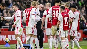 Ajax hervat seizoen zonder geblesseerden Weghorst en Berghuis en zoekt middenvelder, linksback en aanvaller