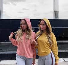 The connell twins tumbuh besar di subang, hingga 6 tahun keluarga mereka pindah ke medan. Dianggap Terlalu Seksi Simak Dulu Gimana Cara The Connell Twins Memadukan Baju Bajunya