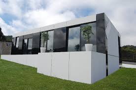 Lo primero en esta guía es aclarar qué es una casa modular los diseños de estas viviendas destacan por sus paredes acristaladas, los techos planos o inclinados con líneas limpias, patios, jardines, piscinas, que. Casa Prefabricada Cubica Constru Casas Casas Prefabricadas En Medellin Modernas