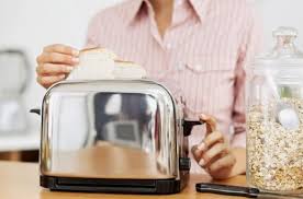 Ketiga siapkan pan atau wajan datar untuk memanggang roti, beri sedikit margarin dahulu agar meresap kedalam roti, tunggu sampai berubah warna menjadi coklat. 10 Langkah Dan Cara Menggunakan Toaster Tokopedia Blog
