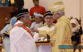 Tuanku muhriz, hayatı boyunca undanglar, genel soylular, daha az kraliyet ailesi ve negeri sembilan halkı ile güçlü bağlar kurdu ve sürdürdü ve birkaç yıl önce devlete geri döndüğünden beri daha fazlası. Bernama Tuanku Muhriz Gesa Rakyat Kekalkan Perpaduan Keharmonian