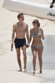 Joe alwyn and taylor swift. Taylor Swift And Joe Alwyn Show Pda On Romantic Turks And Caicos Getaway Pic Entertainment Tonight