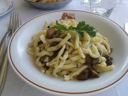 Per preparare gli strozzapreti mettete le farine a fontana sulla spianatoia, aggiungete il sale e mentre con una mano aggiungete l'acqua con l'altra impastate con l'aiuto di una forchetta. Strozzapreti Fatti In Casa Picture Of Albergo Castello San Leo Tripadvisor