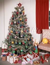 1960 S 70 S Christmas Tree Maybe Without Tinsel Because Of The Cat Cool Christmas Trees Tinsel Christmas Tree Retro Christmas Tree