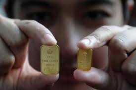 Mengutip laman pegadaian, harga emas hari ini kamis (18/2/2021) untuk logam mulia antam di pegadaian untuk ukuran 2 gram mencapai rp 1.863.000. Kembali Turun Ini Daftar Harga Emas Antam Dari 0 5 Gram Hingga 1 Kg Terbaru