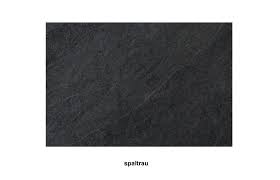 Hinter dem dekor befindet sich ein 15/15/15 cm schiefertopf, der in der rückseite. Eine Spaltrau Geburstete Oberflachen Bearbeitung Von Schiefer Liegt Voll Im Trend Wieland Naturstein