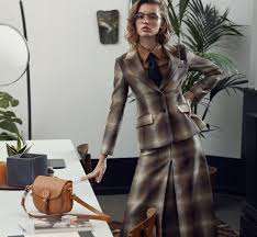 Mettiti comoda e goditi tutta la moda vista durante il fashion month con le è un film noir lunghissimo la sfilza di look e outfit della moda donna che racconta il prossimo autunno inverno. Questo Autunno Di Moda Punta Su Poli Magnetici Che Attraggono Tessuti Maschili E Linee Femminili Flipboard