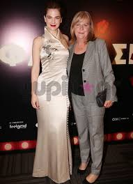 Οταν μας χορεύει απ' τις άλλες κλέβει. Rena Morfh Celebrities Eidhseis Yupiii Gr