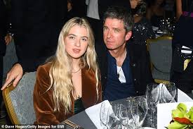 Noel gallagher, seen here in 2018, is tired of hearing prince harry talk about his family. Noel Gallagher S Daughter Anais Wears Bandeau Bikini In Throwback Snap Aktuelle Boulevard Nachrichten Und Fotogalerien Zu Stars Sternchen