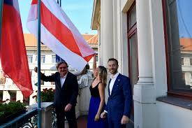 Vlajka běloruska byla přijatá teprve nedávno a to v roce 1995 na základě občanského referenda. Praha Vyvesila Vlajku Na Podporu Svobodne Obcanske Spolecnosti V Belorusku Nas Region