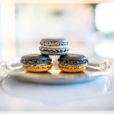 Maison Pierre Herme Paris On Instagram Macaron Caviar Petrossian Et Macaron Infiniment Citron Noir Deux Macarons De La Collection De Noel Les Adorables