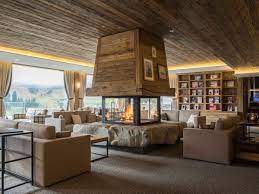 Chalet Style Living Room Large Fireplace In The Middle Design Camino Idee Di Interior Design Grandi Saloni