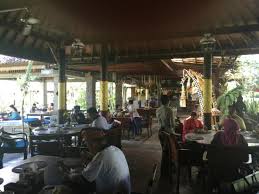 Yang menarik, tempat makan ini masih menggunakan rumah adat joglo khas jawa yang berpadu dengan makanan dan minuman warung kepik sawah tidak kalah memukau. Tempat Makan Bebek Tepi Sawah Photo De Bebek Tepi Sawah Ubud Tripadvisor