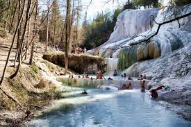 Nel cuore della val d'orcia c'è un posto ancora segreto. Bagni San Filippo Un Dono Della Natura Goodtrekking