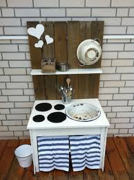 Die geschirrtuchstange können sie festkleben. Outdor Kuche Selbstgebaut Kinderkuche Selber Bauen Spielzeug Draussen