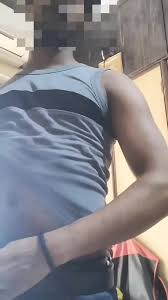 Nachdem ich von meinem college gekommen war, fühlte ich mich sehr heiß,  also beschloss ich, meine kleidung zu entfernen und zu wichsen