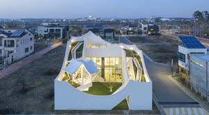 Rumah terbesar di dunia berdesain unik dengan menara raksasa mirip gereja santa maria di spanyol ini dibangun oleh seorang pengusaha media cetak terkenal bernama megah, bergaya, dan penuh teknologi. Rumah Paling Asyik Di Dunia Ada Di Korea Selatan Portal Berita Properti Terkini