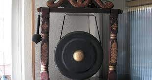 Selain alat musik tradisional gong berasal dari jawa barat yang jika dipukul akan mengeluarkan jenis bunyi membranofon. Alat Muzik Tradisional Gong