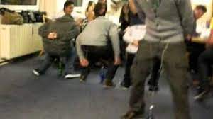 Gruppenspiele für kinder und erwachsene in der rubrik gruppenspiele und wettkampfspiele sind viele lustige spiele für mehrere personen aufgelistet. Partyspiele Lustige Spiele Fur Erwachsene Und Kinder Auf Partys