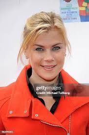 Holly Branch's Instagram, Twitter & Facebook